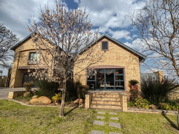House For Sale in Parys Golf & Country Estate: 4 beds, indoor pool, golf views.