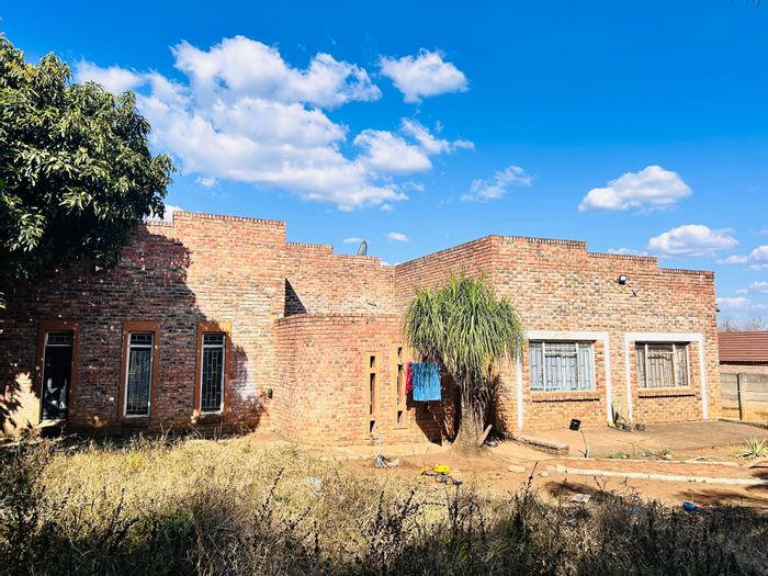 For Sale: House in Louis Trichardt Central, two dwellings, ample space, investment potential.
