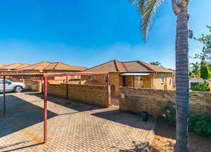 For Sale: 2-Bedroom Townhouse in Heuwelsig Estate with yard and covered patio.