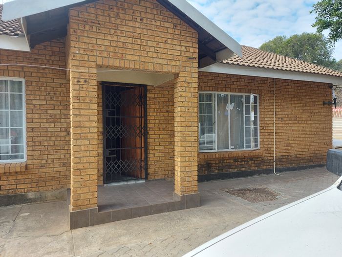 Oos Einde House For Sale: 3 beds, 2 baths, secure complex, great investment potential.