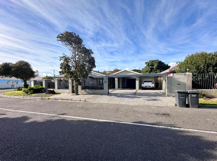 Spacious 5-bedroom house with pool, flatlet, and ample parking in Milnerton Central. For Sale.