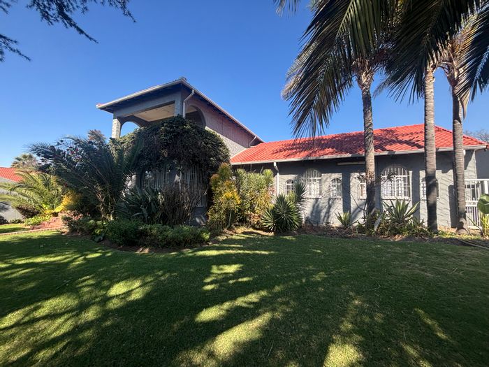 For Sale: House in Witbank Ext 25 with pool, study, and spacious living areas.