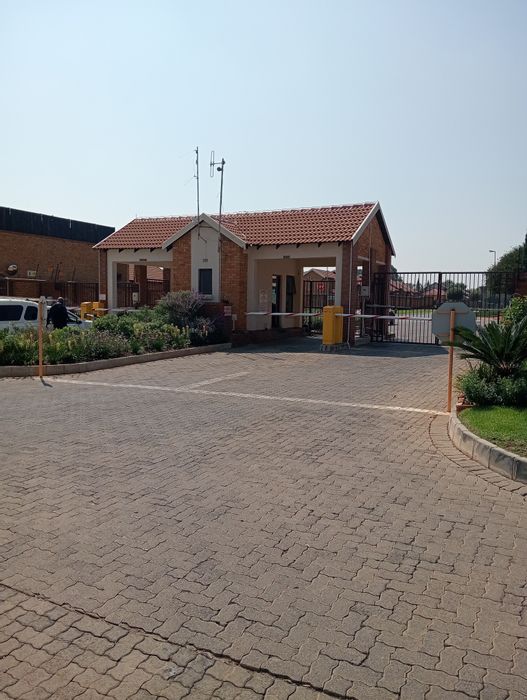 For Sale: 2-Bedroom Retirement Village Unit in Brentwood with Community Amenities.