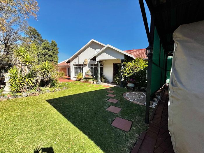 For Sale: House in Secunda Central with rental income and multiple flats.