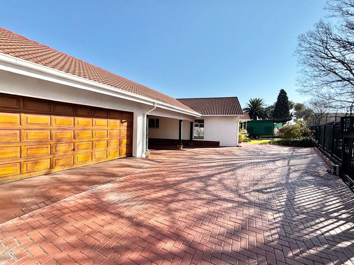 For Sale: House in Secunda Central with rental income and multiple flats.