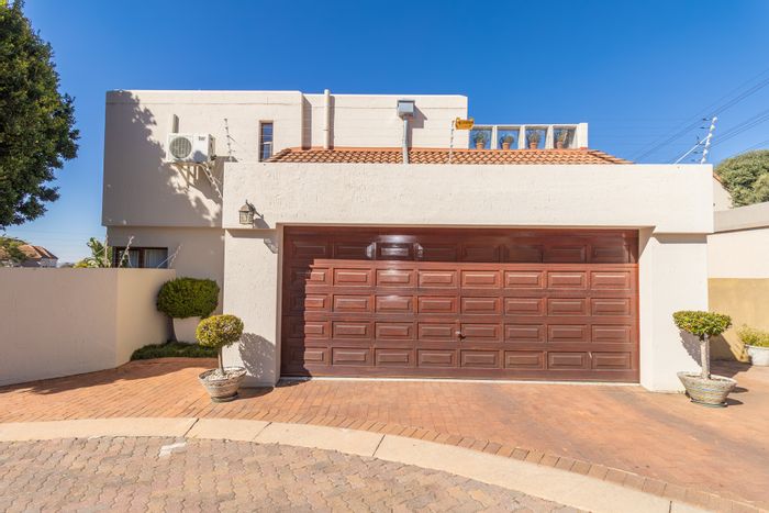 Magaliessig House For Sale: 3 beds, garden, double garage, 24/7 security.