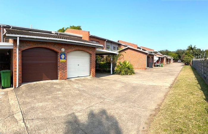 Townhouse To Rent in Meer En See: 3 bedrooms, private garden, secure parking.