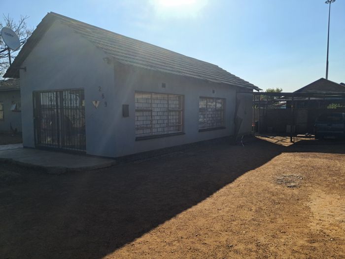 5-Bedroom House for Sale in Geluksdal with Spacious Yard and Secure Living.
