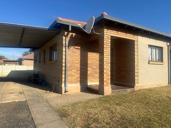 3-bedroom house in Waterval East with garden, security, and covered parking. To Rent.