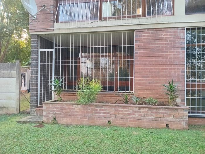 1 Bedroom Apartment in Clarendon with Garage, Storage, and Open-Plan Living. To Rent.