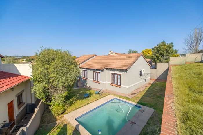 Bloubosrand House For Sale: 3 beds, pool, secure estate, private garden.