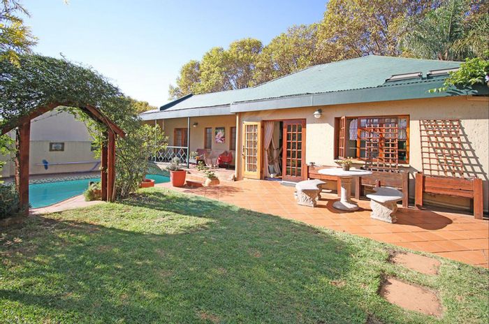 Kensington House For Sale: Pool, garden cottage, loft space, and secure parking.