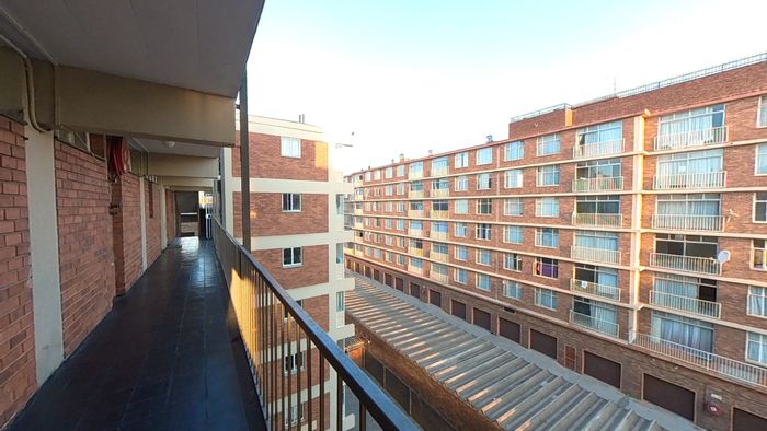 Flat for Sale in Sunnyside: 1 Bedroom, parking, near amenities and transport.