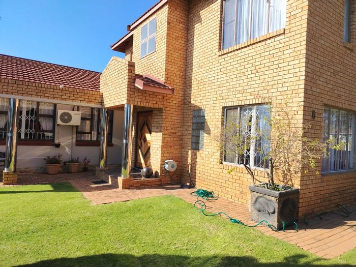 For Sale: Spacious 5-bedroom house in Paul Krugersoord with garden, security, and garage.