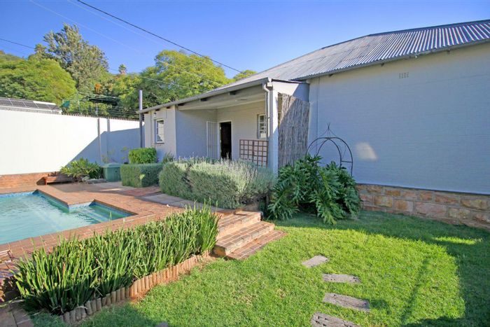 Kensington House For Sale: 3 beds, pool, cottage, secure living near schools.