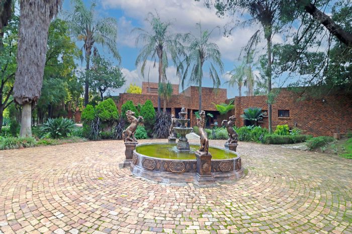 For Sale: House in Randjesfontein AH with equestrian facilities, pool, and guest cottage.