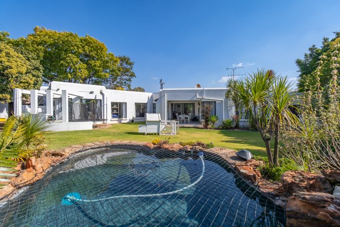 For Sale: House in Magaliessig with solar power, pool, and spacious garden.