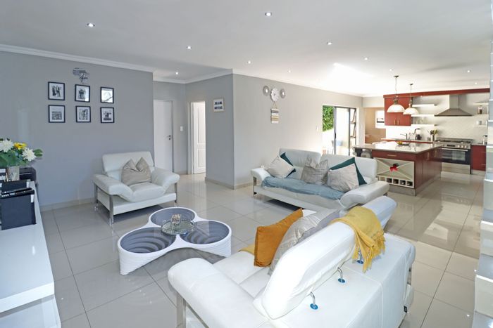 For Sale: House in Thatchfield Hills with 3 beds, solar power, and garden.