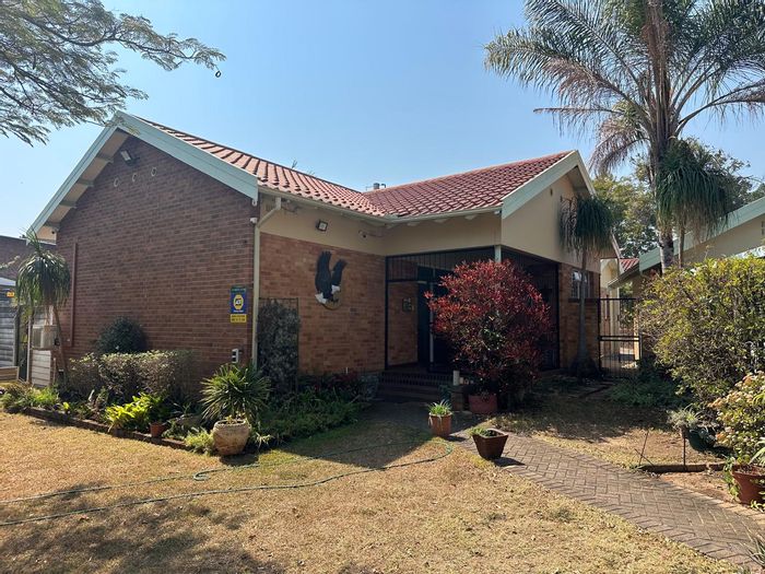 Nelspruit Ext 4 House For Sale: 3 beds, 2.5 baths, large development potential.