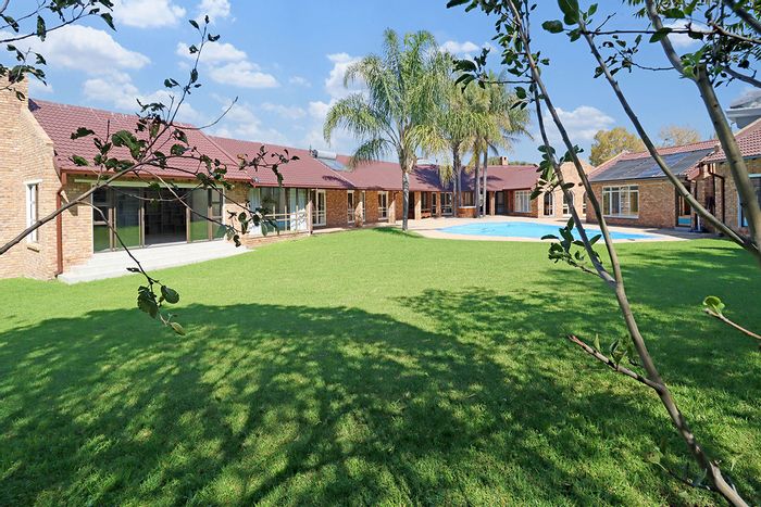 Equestrian estate with six bedrooms, pool, tennis court in Randjesfontein AH For Sale.