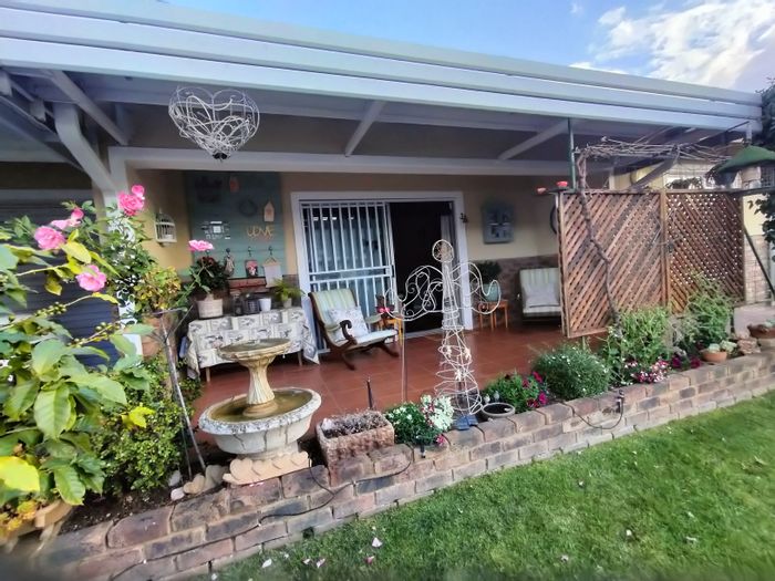 2-Bedroom Retirement Village Unit in Ninapark, For Sale with great amenities.