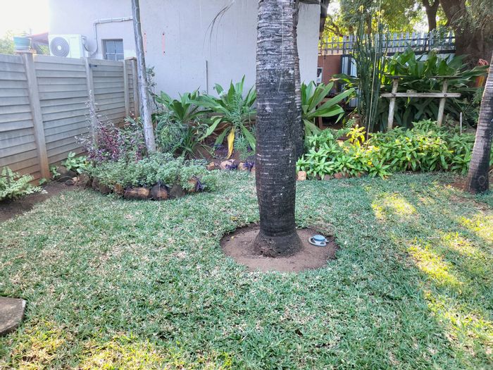 For Sale: House in Komatipoort Central with rental flatlets, pool, and garden.