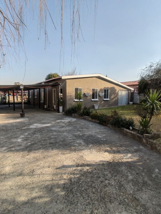 For Sale: House in New Bethal East with 4 bedrooms, carport, and spacious living areas.