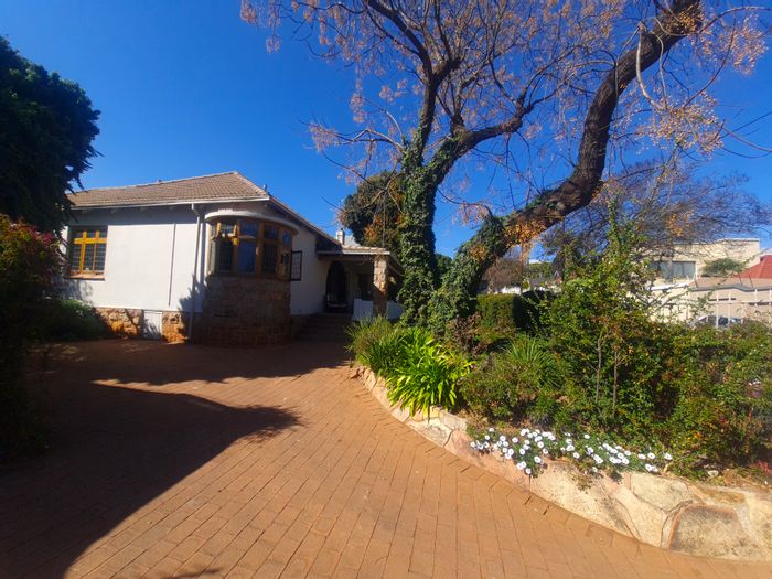Kensington House For Sale: 3 beds, braai area, cottage, staff quarters, parking.