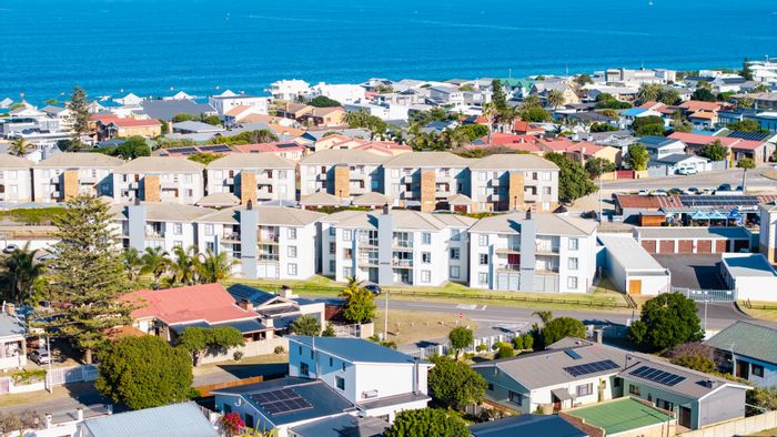 For Sale: Spacious 3-Bedroom Apartment in Hartenbos Central with Enclosed Balcony and Garages.