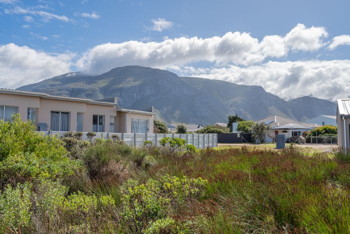 Vacant Land Residential For Sale in Bettys Bay Central, 800 m² near the sea.