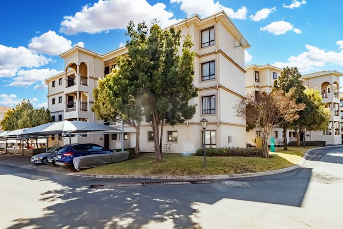 For Sale: 2-bedroom apartment in Noordwyk with communal garden and secure parking.