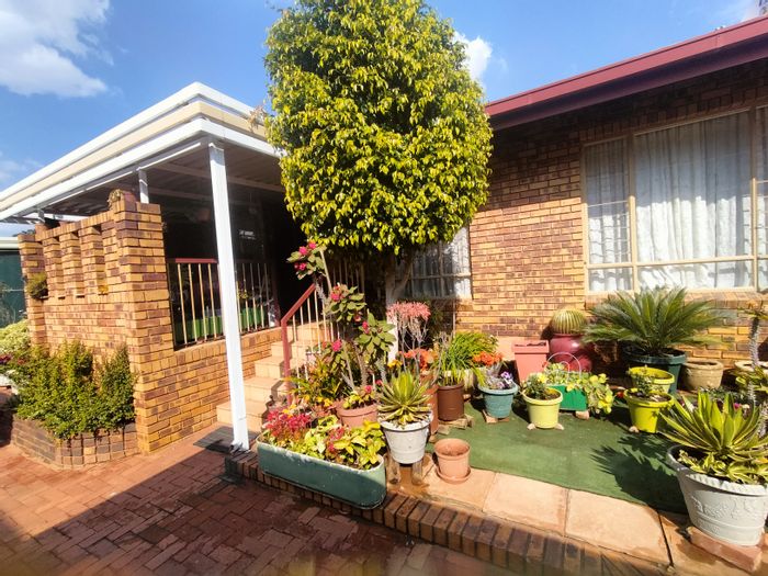 For Sale: 2-Bedroom Retirement Village in Amandasig with community amenities and solar energy.