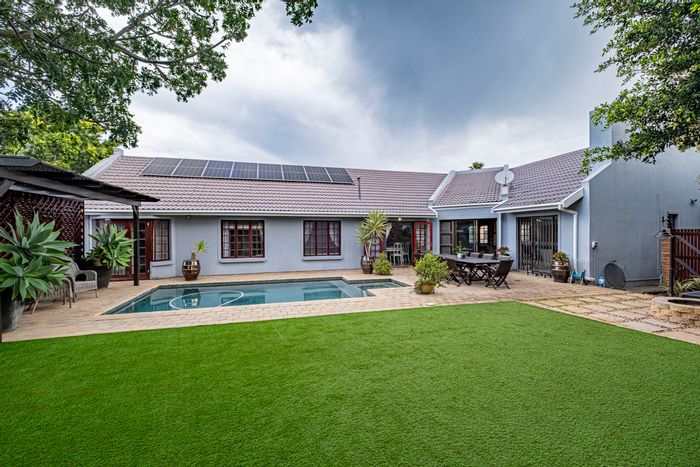 For Sale: Spacious Summerstrand house with flatlet, pool, and ample parking.