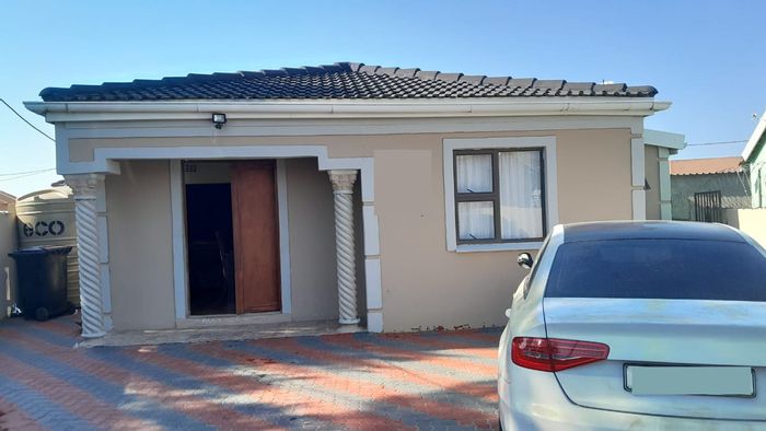 For Sale: House in Scenery Park with 3 bedrooms, flatlet, and fenced yard.