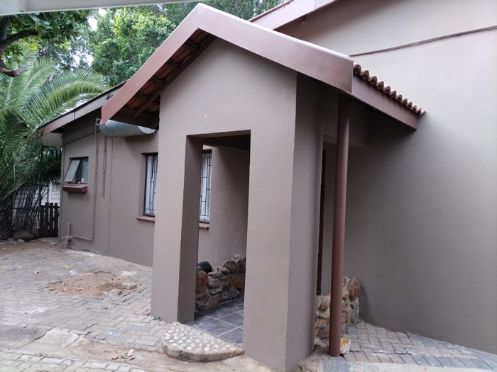 For Sale: Spacious Bo Dorp house with pool, flatlet, and ample parking.