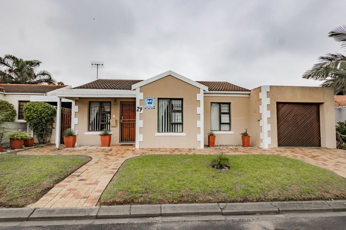 Eden Park Townhouse For Sale: 2 Bedrooms, Private Garden, Close to Amenities.