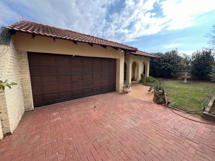 For Sale: House in Randlespark with pool, garden, and secure parking.