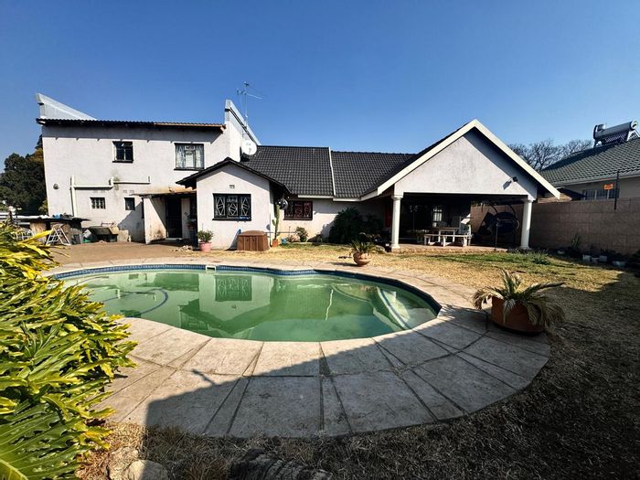 For Sale: 4-Bedroom House in General Albertspark with Pool, Garden, and Entertainment Areas.