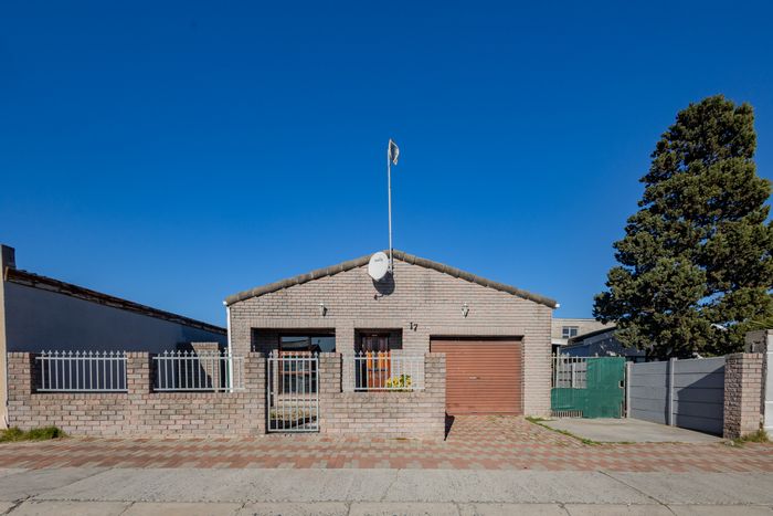 For Sale: House in Silversands with 3 bedrooms, garage, and carport.