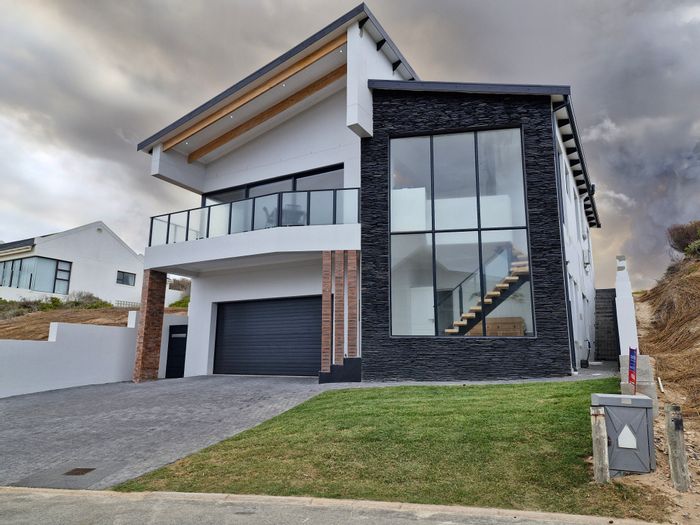 For Sale: House in Stilbaai Oos with pool, direct beach access, and included furnishings.