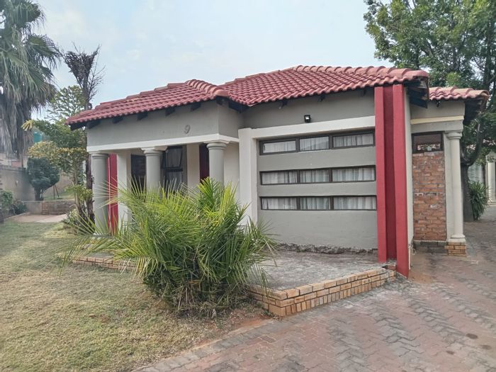 Geelhoutpark House For Sale: 3 Bedrooms, double garage, close to amenities.