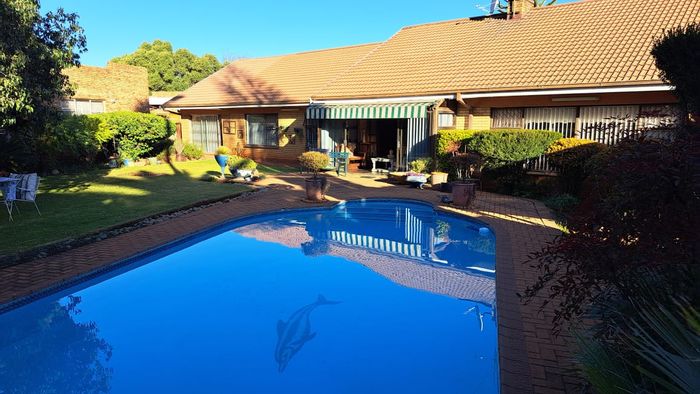 For Sale: Spacious 5-bedroom house with pool, lapa, and study in Vanderbijlpark SE 2.