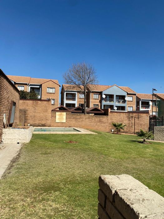 For Sale: Townhouse in Vorna Valley with pool, garage, and close to Mall of Africa.