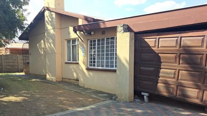 For Sale: House in Vanderbijlpark Sw 1 with 3 bedrooms and 2 garages.