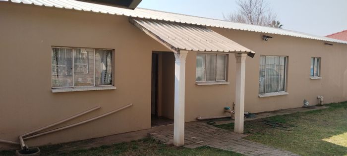 Rensburg House For Sale: 4 bedrooms, double garage, pool, office space, dual entrances.