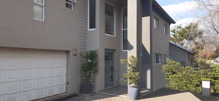 House To Rent in Ashlea Gardens: 4 en-suite bedrooms, pool, garden, fiber internet.