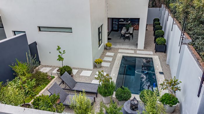 For Sale: Townhouse in Lynnwood Glen with pool, solar system, and 24-hour security.