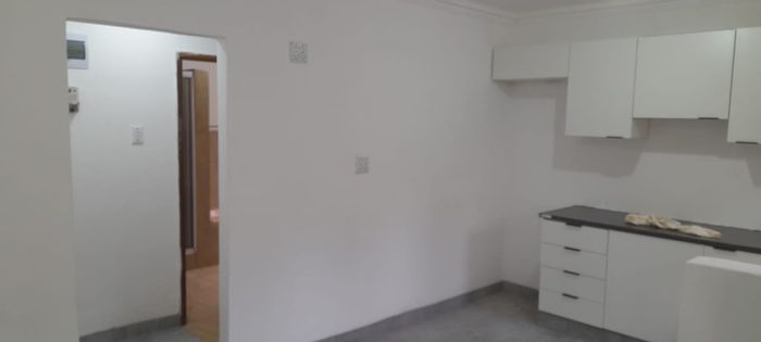 House To Rent in Queensburgh Central: Private garden, fitted kitchen, walking distance amenities.