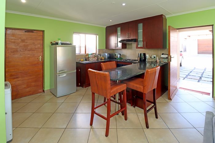 For Sale: 3-Bedroom Townhouse in Thatchfield Hills with Garden and Double Garage.