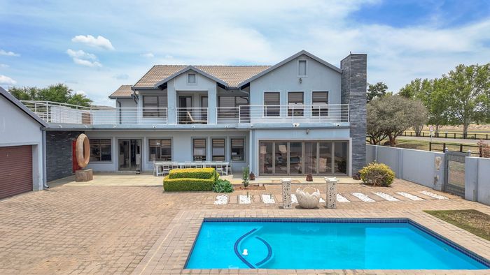 For Sale: Spacious 6-Bedroom House in The Coves with Pool and Clubhouse Access.
